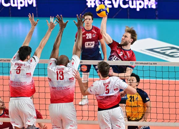 GER VB, CEV Cup, Final, SVG Lueneburg vs Gas Sales Bluenergy Volley Piacenza, 15 04 2026, GER VB, CEV Cup, Final, SVG Lueneburg vs Gas Sales Bluenergy Volley Piacenza, in the picture Daniel Gruvaeus Daniel Gruvaeus SVG 2 tries to prevail against Ramazan Efe Mandıracı Piacenza 09 ,Robertlandy Simon Aties Piacenza 13 and Paolo Porro Piacenza 05 nordphotoxGmbH xWitke nph00002