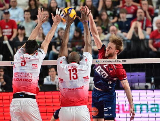 GER VB, CEV Cup, Final, SVG Lueneburg vs Gas Sales Bluenergy Volley Piacenza, 15 04 2026, GER VB, CEV Cup, Final, SVG Lueneburg vs Gas Sales Bluenergy Volley Piacenza, in the picture Daniel Gruvaeus Daniel Gruvaeus SVG 2 tries to prevail against Ramazan Efe MandÄ±racÄ± Piacenza 09 and Robertlandy Simon Aties Piacenza 13 nordphotoxGmbH xWitke nph00002
