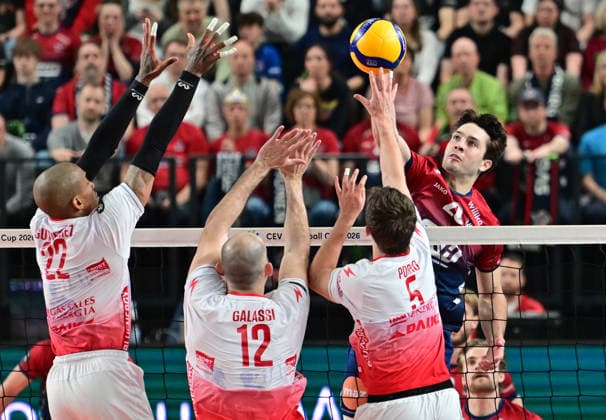 GER VB, CEV Cup, Final, SVG Lueneburg vs Gas Sales Bluenergy Volley Piacenza, 15 04 2026, GER VB, CEV Cup, Final, SVG Lueneburg vs Gas Sales Bluenergy Volley Piacenza, in the picture Ethan Champlin SVG 20 tries to prevail against Josà M Gutià rrez Suarez PIacenza 22 , Gianluca Galassi Piacenza 12 and Paolo Porro Piacenza 05 nordphotoxGmbH xWitke nph00002