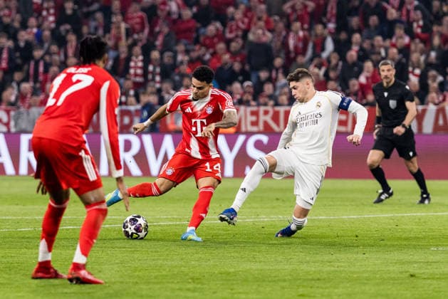 MUNICH, GERMANY - APRIL 15: Luis Diaz (FC Bayern Muenchen, 14) tries to score against Federico Valverde (Real Madrid, 8) during the UEFA Champions League match between FC Bayern Muenchen vs. Real Madrid at Allianz Arena on the second leg of quarter finals of the UEFA Champions League on April 15, 2026 in Munich, Germany. Bavaria Germany Copyright: xSteffiexWunderlx