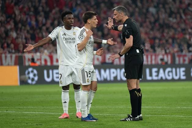 Arda Gueler 15 Real Madrid andVinicius Junior 7 Real Madrid rerclaim a referee decision, FC Bayern Muenchen vs Real Madrid, Football, Champions League, quarter-final, 15 04 2026 Muenchen Bayern Germany Copyright: xkolbert-press MarkusxVerwimpx