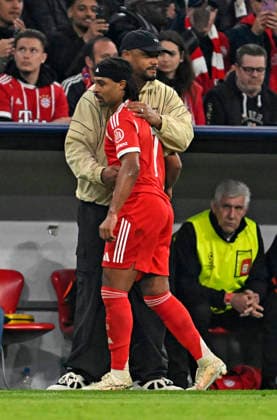 15 04 2026, Football UEFA Championsleague 2025 2026 quarter-final second leg, FC Bayern Munich Real Madrid, in the Allianz Arena Munich, f l Coach Vincent Kompany FC Bayern Munich and Serge Gnabry FC Bayern Munich hold each other during the substitution DFL and DFB regulations prohibit any use of photographs as image sequences and or quasi video