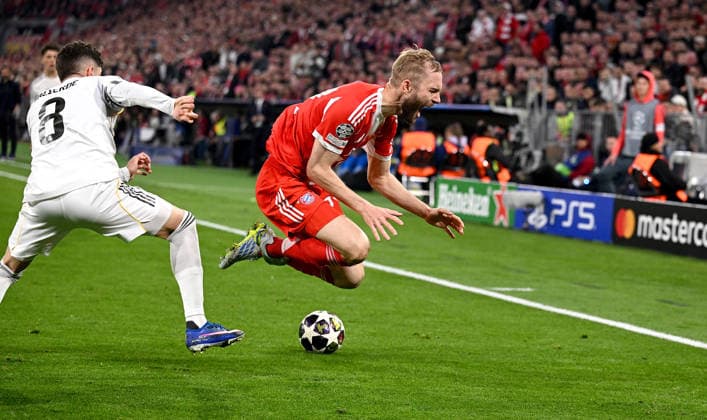 FOOTBALL CHAMPIONS LEAGUE SEASON 2025 2026 Quarter-final second leg 15 04 2026 FC Bayern Muenchen Real Madrid Federico Valverde left, Real Madrid v Konrad Laimer right, FC Bayern Muenchen
