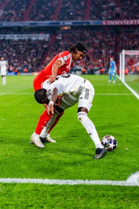 15 04 2026, FC Bayern München vs Real Madrid, UEFA Champions League, quarter-final second leg Serge Gnabry FC Bayern Muenchen, 7 Antonio Rüdiger Real Madrid, 22 Regulations prohibit any use of photographs as image sequences and or quasi video Copyright: xBahhoxKarax