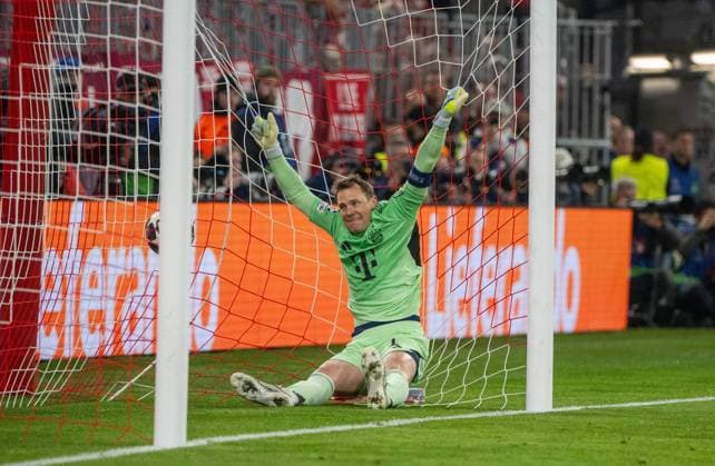 Soccer, Men, 2025 2026 season, Champions League quarter-final, second leg , FC Bayern Munich Real Madrid, Arda Güler not in picture, Real Madrid scores the goal to 1-2 from a free-kick against goalkeeper Manuel Neuer Bayern Munich , 15 04 2026, Copyright: xMatthiasxKochx