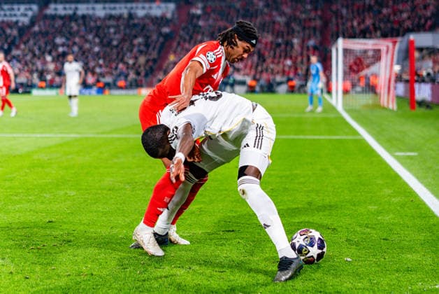 15 04 2026, FC Bayern München vs Real Madrid, UEFA Champions League, quarter-final second leg Serge Gnabry FC Bayern Muenchen, 7 Antonio Rüdiger Real Madrid, 22 Regulations prohibit any use of photographs as image sequences and or quasi video Copyright: xBahhoxKarax