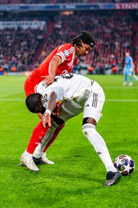 15 04 2026, FC Bayern München vs Real Madrid, UEFA Champions League, quarter-final second leg Serge Gnabry FC Bayern Muenchen, 7 Antonio Rüdiger Real Madrid, 22 Regulations prohibit any use of photographs as image sequences and or quasi video Copyright: xBahhoxKarax