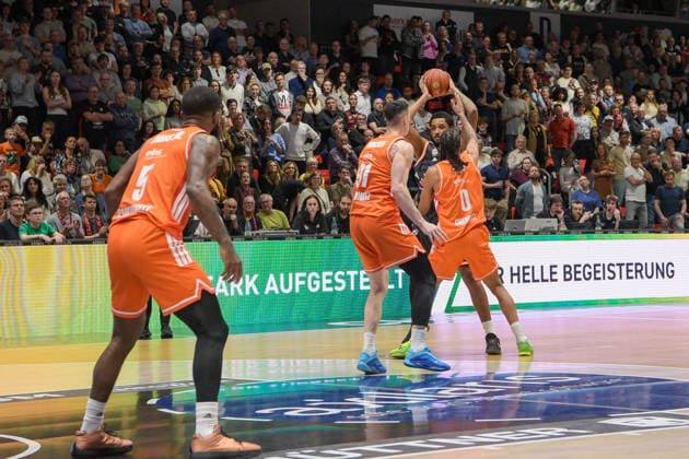 easyCredit Basketball Bundesliga, Matchday 23, Niners Chemnitz Ratiopharm Ulm 15 04 2026 from 20 00 h Chemnitz, Chemnitz Arena In the photo Cory Davis 5 ,Yordan Minchev 91 , Kevin Yebo 0 easyCredit Basketball Bundesliga, Matchday 23, Niners Chemnitz Ratiopharm Ulm Chemnitz Saxony Germany Copyright: xEHLxMedia MichelxKöhlerx 202602003-Niners Chemnitz-Ratiopharm Ulm_055