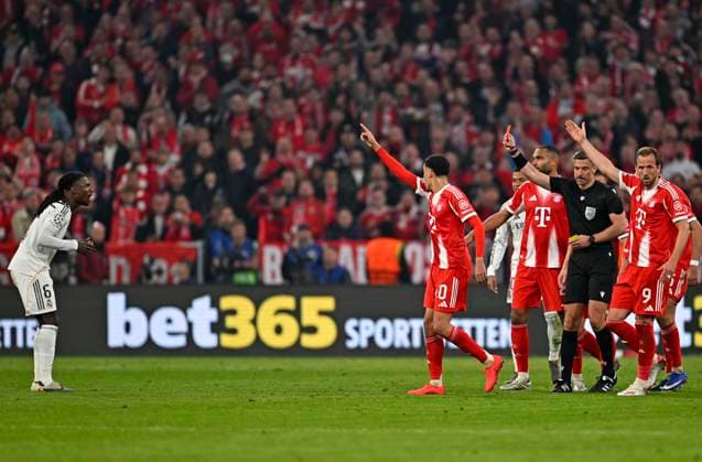 15.04.2026, Fussball UEFA Championsleague 2025 2026: Viertelfinale Rückspiel, FC Bayern München - Real Madrid, in der Allianz-Arena München, v.l. Eduardo Camavinga (Real Madrid) sieht die gelb rote Karte von Schiedsrichter Slavko Vincic (Slowenien). ***DFL and DFB regulations prohibit any use of photographs as image sequences and or quasi-video.*** *** 15 04 2026, Football UEFA Championsleague 2025 2026 quarter-final second leg, FC Bayern Munich Real Madrid, at Allianz Arena Munich, v l Eduardo Camavinga Real Madrid sees the yellow red card from referee Slavko Vincic Slovenia DFL and DFB regulations prohibit any use of photographs as image sequences and or quasi video