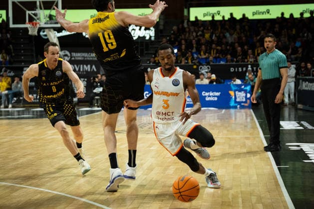 La Laguna Tenerife v Galatasaray - Basketball Champions League CANARY ISLAND, SPAIN - APRIL 15: Errick McCollum of Galatasary in action against Shermadini of La Laguna Tenerife during last match of quarter-finals of Basketball Champions League match between Galatasaray and La Laguna Tenerife at Santiago Martín in San Cristobal de la Laguna, Canary Islands, Spain on April 15, 2026. Andres Gutierrez Anadolu Canary Island Spain. Editorial use only. Please get in touch for any other usage.  Copyright: x2026xAnadoluxAndresxGutierrezx