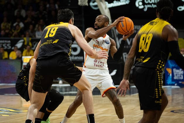 La Laguna Tenerife v Galatasaray - Basketball Champions League CANARY ISLAND, SPAIN - APRIL 15: Will Cummings of Galatasary in action against Jaime Fernández of La Laguna Tenerife and Shermadini of La Laguna Tenerife during last match of quarter-finals of Basketball Champions League match between Galatasaray and La Laguna Tenerife at Santiago Martín in San Cristobal de la Laguna, Canary Islands, Spain on April 15, 2026. Andres Gutierrez Anadolu Canary Island Spain. Editorial use only. Please get in touch for any other usage.  Copyright: x2026xAnadoluxAndresxGutierrezx