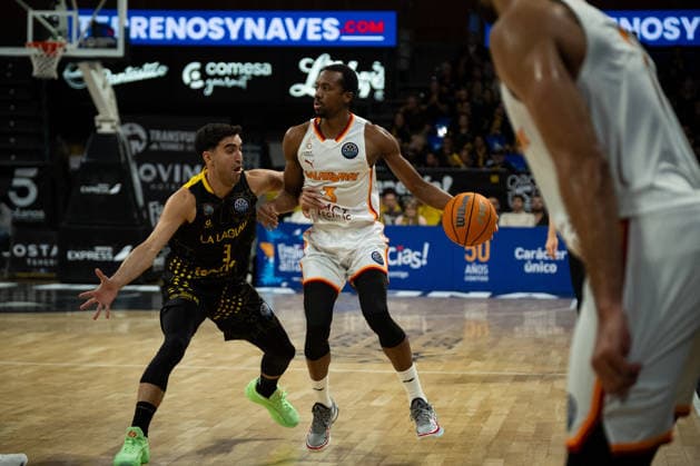 La Laguna Tenerife v Galatasaray - Basketball Champions League CANARY ISLAND, SPAIN - APRIL 15: Errick McCollum of Galatasary in action against Jaime Fernández of La Laguna Tenerife during last match of quarter-finals of Basketball Champions League match between Galatasaray and La Laguna Tenerife at Santiago Martín in San Cristobal de la Laguna, Canary Islands, Spain on April 15, 2026. Andres Gutierrez Anadolu Canary Island Spain. Editorial use only. Please get in touch for any other usage.  Copyright: x2026xAnadoluxAndresxGutierrezx