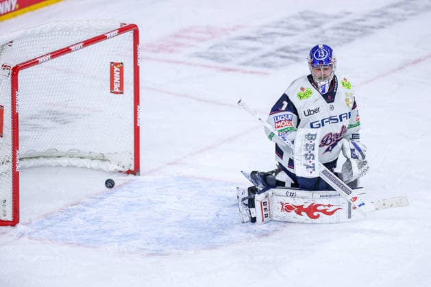 15.04.2026, Eishockey, DEL Halbfinale Play-Offs, Kölner Haie - Eisbären Berlin, Spiel 4, Lanxess-Arena Köln: Goalie Jonas Stettmer (Eisbären Berlin 01) blickt dem Puck enttäuscht Enttäuschung hinterher nach dem 4:3 in Overtime Nordrhein-Westfalen Deutschland *** 15 04 2026, Ice field hockey, DEL semi-final play-offs, Cologne Sharks Eisbären Berlin, Game 4, Lanxess Arena Cologne Goalie Jonas Stettmer Eisbären Berlin 01 looks after the puck in disappointment after the 4 3 in overtime North Rhine-Westphalia Germany