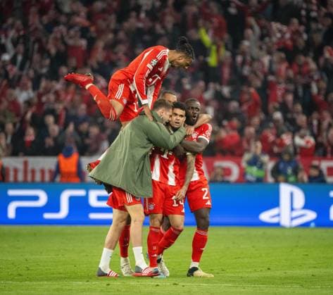 Soccer, Men, 2025 2026 season, Champions League quarter-final, second leg , FC Bayern Munich Real Madrid, f l Michael Olise Bayern Munich , Josip Stanisic Bayern Munich , Luis Diaz Bayern Munich , Dayot Upamecano Bayern Munich , cheering after scoring 3 3, 15 04 2026, Copyright: xMatthiasxKochx