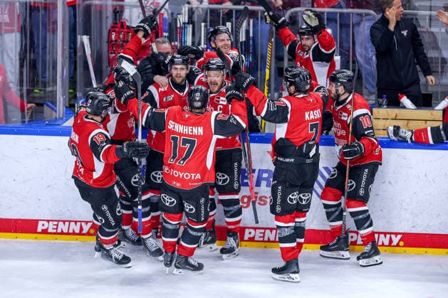 15.04.2026, Eishockey, DEL Halbfinale Play-Offs, Kölner Haie - Eisbären Berlin, Spiel 4, Lanxess-Arena Köln: Torjubel nach dem Tor zum 4:3 in Overtime durch Torschütze Dominik Bokk (Kölner Haie 78) zusammen mit Jan Luca Sennhenn (Kölner Haie 17) Moritz Müller (Kölner Haie 91) Juhani Tyrväinen (Kölner Haie 21) Frederik Storm (Kölner Haie 19) Oliwer Kaski (Kölner Haie 07) Tanner Kero (Kölner Haie 10) Nordrhein-Westfalen Deutschland *** 15 04 2026, Ice field hockey, DEL semi-final play-offs, Cologne Sharks Eisbären Berlin, Game 4, Lanxess Arena Cologne Goal celebration after the goal for 4 3 in overtime by scorer Dominik Bokk Cologne Sharks 78 together with Jan Luca Sennhenn Cologne Sharks 17 Moritz Müller Cologne Sharks 91 Juhani Tyrväinen Cologne Sharks 21 Frederik Storm Cologne Sharks 19 Oliwer Kaski Cologne Sharks 07 Tanner Kero Cologne Sharks 10 North Rhine-Westphalia Germany