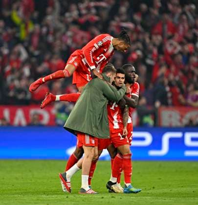 15 04 2026, Football UEFA Championsleague 2025 2026 quarter-final second leg, FC Bayern Munich Real Madrid, in the Allianz Arena Munich, Luis Diaz FC Bayern Munich cheers with his teammates DFL and DFB regulations prohibit any use of photographs as image sequences and or quasi video