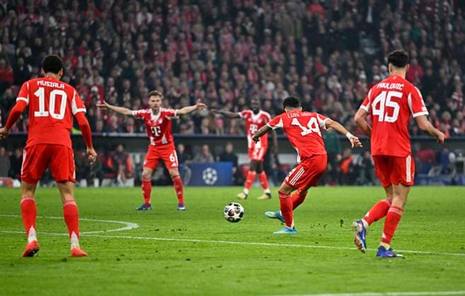 15 04 2026, Football UEFA Championsleague 2025 2026 quarter-final second leg, FC Bayern Munich Real Madrid, in the Allianz Arena Munich, Luis Diaz FC Bayern Munich scores for 3 3 DFL and DFB regulations prohibit any use of photographs as image sequences and or quasi video