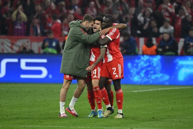 15 04 2026, xemx, Football UEFA Champions League, FC Bayern Muenchen Real Madrid v l Torjubel nach dem Tor zum celebrating the goal celebrate 3 3 durch Luis Diaz FC Bayern Muenchen DFL DFB REGULATIONS PROHIBIT ANY USE OF PHOTOGRAPHS as IMAGE SEQUENCES and or QUASI VIDEO Muenchen