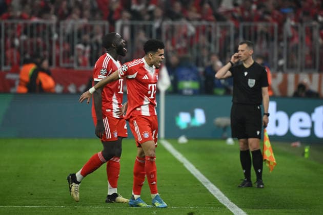 15 04 2026, xemx, Football UEFA Champions League, FC Bayern Muenchen Real Madrid v l Torjubel nach dem Tor zum celebrating the goal celebrate 3 3 durch Luis Diaz FC Bayern Muenchen DFL DFB REGULATIONS PROHIBIT ANY USE OF PHOTOGRAPHS as IMAGE SEQUENCES and or QUASI VIDEO Muenchen