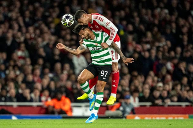 LONDON, ENGLAND - APRIL 15: Luis Suarez of Sporting CP and William Saliba of Arsenal fight for possession during a UEFA Champions League 2025-26 match between Arsenal and Sporting CP at Emirates Stadium on April 15, 2026 in London, England. (Photo by Pedro Loureiro Sports Press Photo)  Copyright: xPedroxLoureiro SportsxPressxPhotx Sportspressphoto_SPR130458