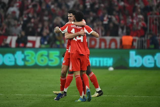 15 04 2026, xemx, Football UEFA Champions League, FC Bayern Muenchen Real Madrid v l Torjubel nach dem Tor zum celebrating the goal celebrate 3 3 durch Luis Diaz FC Bayern Muenchen DFL DFB REGULATIONS PROHIBIT ANY USE OF PHOTOGRAPHS as IMAGE SEQUENCES and or QUASI VIDEO Muenchen