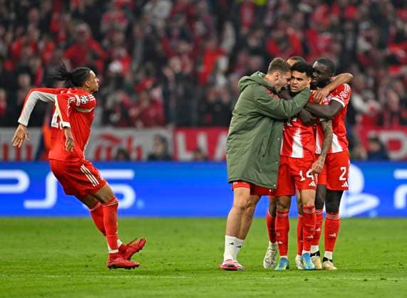 15 04 2026, Football UEFA Championsleague 2025 2026 quarter-final second leg, FC Bayern Munich Real Madrid, in the Allianz Arena Munich, from left Michael Olise FC Bayern Munich , Josip Stanisic Bayern Munich , Luis Diaz FC Bayern Munich and Dayot Upamecano FC Bayern Munich cheer DFL and DFB regulations prohibit any use of photographs as image sequences and or quasi video
