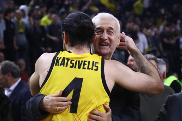 FIBA Basketball Champions League, AEK BC vs Asisa Joventut Quarter Finals - Players of AEK celebrate at the end of the FIBA Basketball Champions League Quarter Finals Game 3 basketball match between AEK BC vs Asisa Joventut in Athens, Greece, 15 April 2026. IMAGO ONE INCH PRODUCTIONS ATHENS Greece Copyright: xOnexInchxProductionsx 6934899