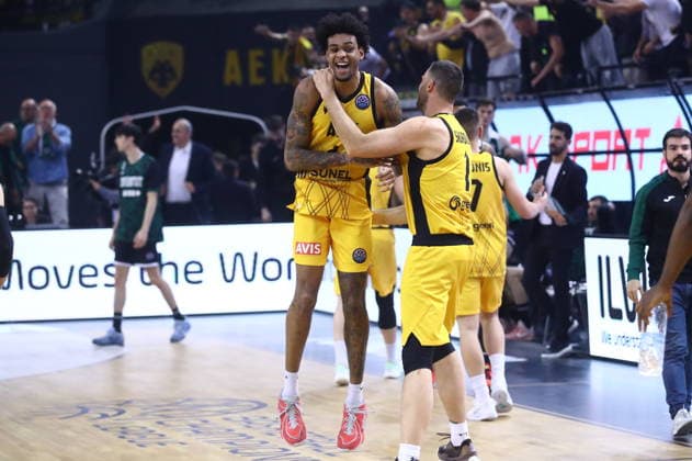 FIBA Basketball Champions League, AEK BC vs Asisa Joventut Quarter Finals - Players of AEK celebrate at the end of the FIBA Basketball Champions League Quarter Finals Game 3 basketball match between AEK BC vs Asisa Joventut in Athens, Greece, 15 April 2026. IMAGO ONE INCH PRODUCTIONS ATHENS Greece Copyright: xOnexInchxProductionsx 6934916