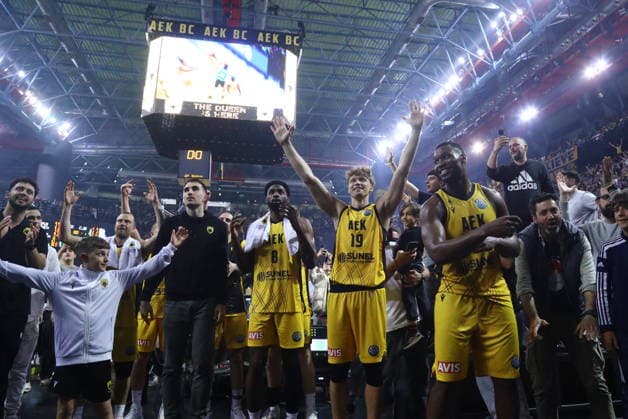 FIBA Basketball Champions League, AEK BC vs Asisa Joventut Quarter Finals - Players of AEK celebrate at the end of the FIBA Basketball Champions League Quarter Finals Game 3 basketball match between AEK BC vs Asisa Joventut in Athens, Greece, 15 April 2026. IMAGO ONE INCH PRODUCTIONS ATHENS Greece Copyright: xOnexInchxProductionsx 6934925