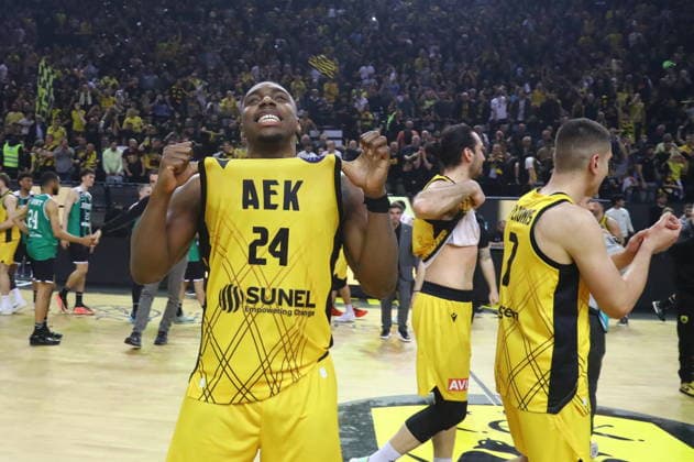 FIBA Basketball Champions League, AEK BC vs Asisa Joventut Quarter Finals - Players of AEK celebrate at the end of the FIBA Basketball Champions League Quarter Finals Game 3 basketball match between AEK BC vs Asisa Joventut in Athens, Greece, 15 April 2026. IMAGO ONE INCH PRODUCTIONS ATHENS Greece Copyright: xOnexInchxProductionsx 6934929
