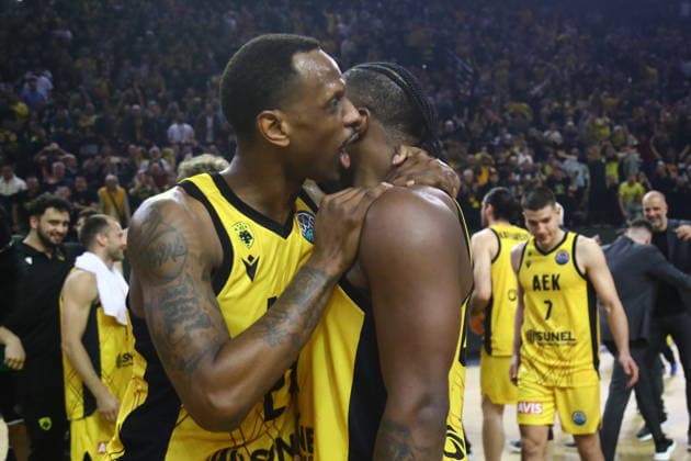 FIBA Basketball Champions League, AEK BC vs Asisa Joventut Quarter Finals - Players of AEK celebrate at the end of the FIBA Basketball Champions League Quarter Finals Game 3 basketball match between AEK BC vs Asisa Joventut in Athens, Greece, 15 April 2026. IMAGO ONE INCH PRODUCTIONS ATHENS Greece Copyright: xOnexInchxProductionsx 6934931