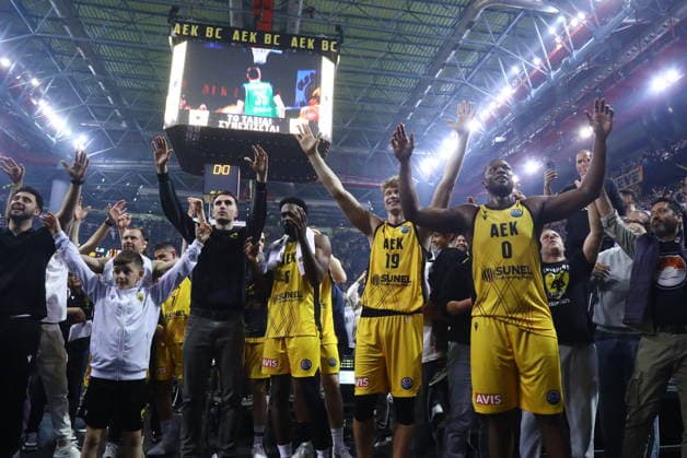 FIBA Basketball Champions League, AEK BC vs Asisa Joventut Quarter Finals - Players of AEK celebrate at the end of the FIBA Basketball Champions League Quarter Finals Game 3 basketball match between AEK BC vs Asisa Joventut in Athens, Greece, 15 April 2026. IMAGO ONE INCH PRODUCTIONS ATHENS Greece Copyright: xOnexInchxProductionsx 6934933