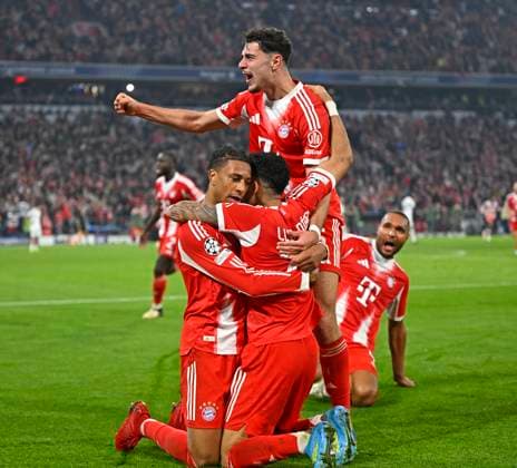 15 04 2026, Football UEFA Championsleague 2025 2026 quarter-final second leg, FC Bayern Munich Real Madrid, at the Allianz Arena Munich, from l Michael Olise FC Bayern Munich , Luis Diaz FC Bayern Munich , Aleksandar Pavlovic FC Bayern Munich and Jonathan Tah FC Bayern Munich celebrate the 4 3 DFL and DFB regulations prohibit any use of photographs as image sequences and or quasi video