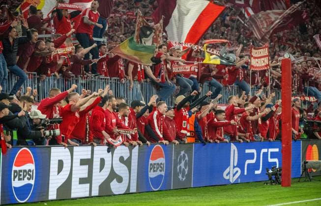 Soccer, Men, 2025 2026 season, Champions League quarter-final, second leg , FC Bayern Munich Real Madrid, FC Bayern fans inside, cheering after goal to 4 3, at least one photographer was injured, 15 04 2026, Copyright: xMatthiasxKochx