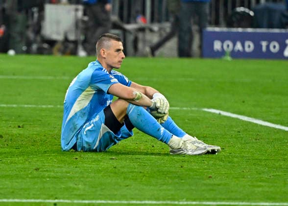 15 04 2026, Football UEFA Championsleague 2025 2026 quarter-final second leg, FC Bayern Munich Real Madrid, in the Allianz Arena Munich, goalkeeper Andriy Lunin Real Madrid is defeated and disappointed on the ground DFL and DFB regulations prohibit any use of photographs as image sequences and or quasi video