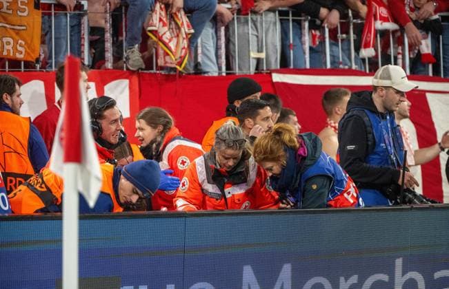 Soccer, Men, 2025 2026 season, Champions League quarter-final, second leg , FC Bayern Munich Real Madrid, FC Bayern fans jumped into the interior after scoring to make it 4 3, at least one photographer was injured, paramedics help, 15 04 2026, Copyright: xMatthiasxKochx