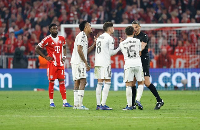 15 04 2026, xjrdrx, Football UEFA Champions League, FC Bayern Muenchen Real Madrid v l Eder Militao Real Madrid , Arda Güler Real Madrid , Federico Valverde Real Madrid , Referee Referee Slavko Vincic Slovenia gesticulates, gesturing with his arms DFL DFB REGULATIONS PROHIBIT ANY USE OF PHOTOGRAPHS as IMAGE SEQUENCES and or QUASI VIDEO Muenchen