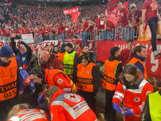 in the final phase of the match, some Munich fans storm over the barrier unhindered by security personnel and injure several photographers, including Kai Pfaffenbach REUTERS on the ground Sanitaeter FC Bayern Muenchen FCB vs Real Madrid UEFA CL Champions League quarter-final second leg 15 04 2026 DFL REGULATIONS PROHIBIT ANY USE OF PHOTOGRAPHS AS IMAGE SEQUENCES AND OR QUASI VIDEO FC Bayern Muenchen FCB vs Real Madrid CL Champions League