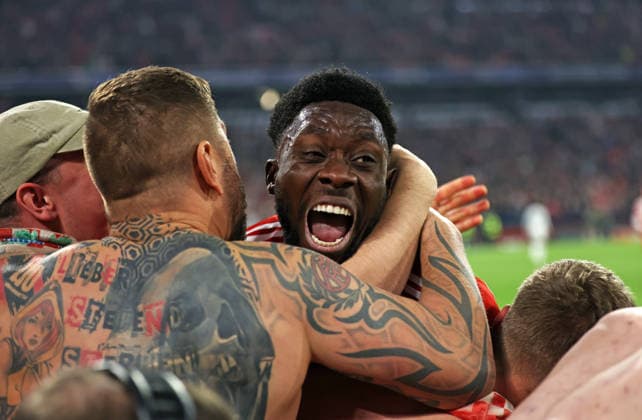 Football, Men, Champions League, 2025 2026 season, FC Bayern Munich Real Madrid, quarter-final second leg, Allianz Arena cheers, cheers after the final whistle here Alphonso Davies FC Bayern Munich with fans storming the pitch