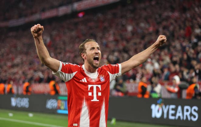 Football, men, Champions League, 2025 2026 season, FC Bayern Munich Real Madrid, quarter-final second leg, Allianz Arena cheers, cheers after the final whistle here Harry Kane FC Bayern Munich raises both arms high