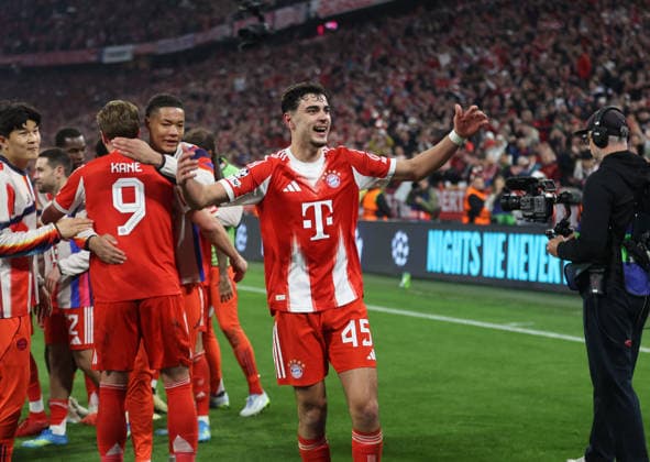 Football, men, Champions League, 2025 2026 season, FC Bayern Munich Real Madrid, quarter-final second leg, Allianz Arena cheers, cheers after the final whistle here Aleksandar Pavlovic FC Bayern Munich