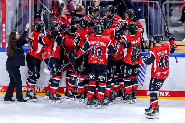 15.04.2026, Eishockey, DEL Halbfinale Play-Offs, Kölner Haie - Eisbären Berlin, Spiel 4, Lanxess-Arena Köln: Abschlussjubel nach dem 4:3 Sieg durch Torschütze Dominik Bokk (Kölner Haie 78) jubelnd zusammen im Pulk mit der Mannschaft auf dem Eis Nordrhein-Westfalen Deutschland *** 15 04 2026, Ice field hockey, DEL semi-final play-offs, Kölner Haie Eisbären Berlin, game 4, Lanxess Arena Cologne Final celebration after the 4 3 victory by goal scorer Dominik Bokk Kölner Haie 78 cheering together in the crowd with the team on the ice North Rhine-Westphalia Germany