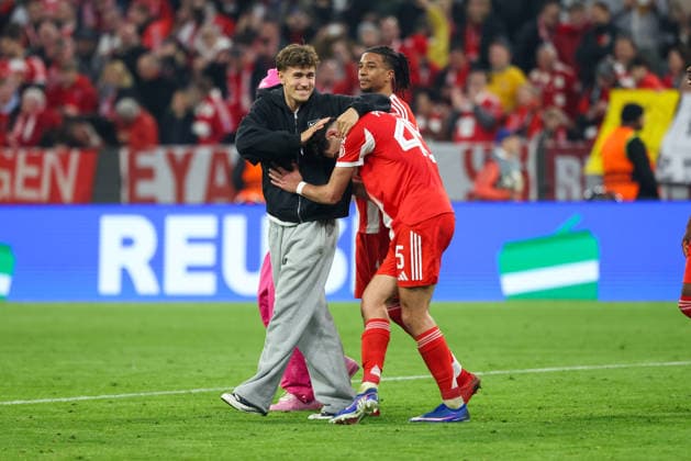 The FC Bayern Muenchen team celebrates after the win, Tom Bischof FC Bayern Muenchen, 20 with Aleksandar Pavlovic FC Bayern Muenchen, 45 and Michael Olise FC Bayern Muenchen, 17 , Emotions, GER, FC Bayern Muenchen vs Real Madrid CF, Football, UEFA Champions League, quarter-final, second leg, 2025 2026 season, 15 04 2026, GER, FC Bayern Muenchen vs Real Madrid CF, Football, UEFA Champions League, quarter-final, second leg, 2025 2026 season, 15 04 2026 Muenchen Copyright: xEibner-Pressefoto JennixMaulx EP_JML