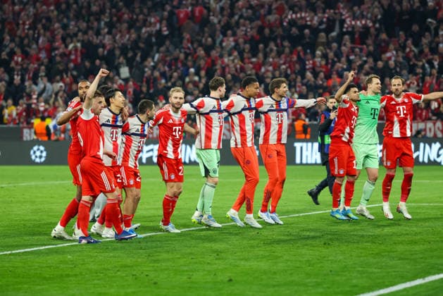 The FC Bayern Muenchen team cheers after the victory,, emotions, GER, FC Bayern Muenchen vs Real Madrid CF, football, UEFA Champions League, quarter-final, second leg, 2025 2026 season, 15 04 2026, GER, FC Bayern Muenchen vs Real Madrid CF, football, UEFA Champions League, quarter-final, second leg, 2025 2026 season, 15 04 2026 Muenchen Copyright: xEibner-Pressefoto JennixMaulx EP_JML