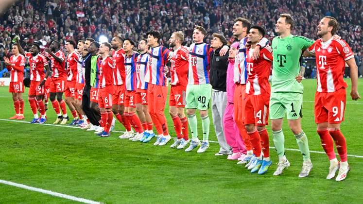 15 04 2026, Football UEFA Championsleague 2025 2026 quarter-final second leg, FC Bayern Munich Real Madrid, at the Allianz Arena Munich, The Bayern players embrace each other v l Jamal Musiala Bayern Munich , Alphonso Davies FC Bayern Munich , Dayot Upamecano FC Bayern Munich , Aleksandar Pavlovic FC Bayern Munich , Goalkeeper Sven Ulreich FC Bayern Munich , Nicolas Jackson FC Bayern Munich , Joshua Kimmich FC Bayern Munich , Jonathan Tah FC Bayern Munich , Hiroki Ito FC Bayern Munich , Raphael Guerreiro FC Bayern Munich , Min jae Kim Bayern Munich, Minjae Kim , Konrad Laimer FC Bayern Munich , Goalkeeper Jonas Urbig FC Bayern Munich , Tom Bischof Bayern Munich , Lennart Karl FC Bayern Munich , Erblin Osmani Bayern Munich , Leon Goretzka FC Bayern Munich , Luis Diaz FC Bayern Munich , Goalkeeper Manuel Neuer FC Bayern Munich and Harry Kane FC Bayern Munich cheer DFL and DFB regulations prohibit any use of photographs as image sequences and or quasi video
