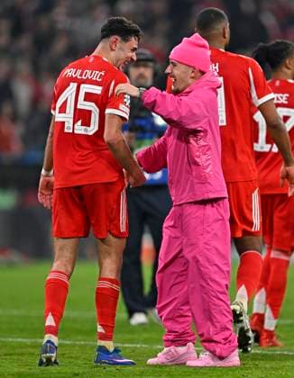 15 04 2026, Football UEFA Championsleague 2025 2026 quarter-final second leg, FC Bayern Munich Real Madrid, in the Allianz Arena Munich, Aleksandar Pavlovic FC Bayern Munich laughs with Lennart Karl FC Bayern Munich DFL and DFB regulations prohibit any use of photographs as image sequences and or quasi video