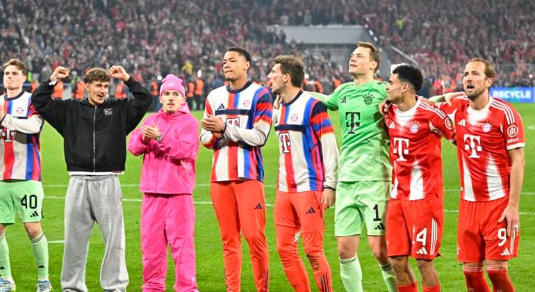 15 04 2026, Football UEFA Championsleague 2025 2026 quarter-final second leg, FC Bayern Munich Real Madrid, in the Allianz Arena Munich, The Bayern players hold each other from left Tom Bischof Bayern Munich , Lennart Karl FC Bayern Munich , Erblin Osmani Bayern Munich , Leon Goretzka FC Bayern Munich , goalkeeper Manuel Neuer FC Bayern Munich , Luis Diaz FC Bayern Munich and Harry Kane FC Bayern Munich cheer DFL and DFB regulations prohibit any use of photographs as image sequences and or quasi video