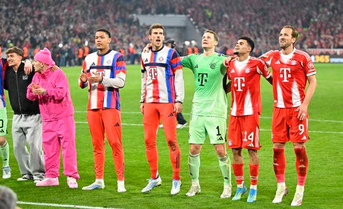 15 04 2026, Football UEFA Championsleague 2025 2026 quarter-final second leg, FC Bayern Munich Real Madrid, in the Allianz Arena Munich, The Bayern players hold each other from left Tom Bischof Bayern Munich , Lennart Karl FC Bayern Munich , Erblin Osmani Bayern Munich , Leon Goretzka FC Bayern Munich , goalkeeper Manuel Neuer FC Bayern Munich , Luis Diaz FC Bayern Munich and Harry Kane FC Bayern Munich cheer DFL and DFB regulations prohibit any use of photographs as image sequences and or quasi video
