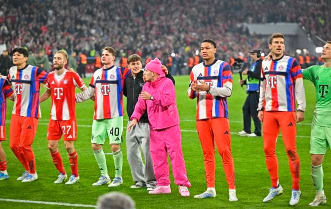 15 04 2026, Football UEFA Championsleague 2025 2026 quarterfinal second leg, FC Bayern Munich Real Madrid, in the Allianz Arena Munich, The Bayern players hold each other v l Min jae Kim Bayern Munich, Minjae Kim , Konrad Laimer FC Bayern Munich , goalkeeper Jonas Urbig FC Bayern Munich , Tom Bischof Bayern Munich , Lennart Karl FC Bayern Munich , Erblin Osmani Bayern Munich , Leon Goretzka FC Bayern Munich and goalkeeper Manuel Neuer FC Bayern Munich cheer DFL and DFB regulations prohibit any use of photographs as image sequences and or quasi video
