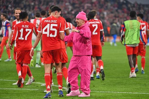 Final cheer Lennart KARL Bayern Muenchen in pink with Aleksandar PAVLOVIC Bayern Muenchen cheering,joy,enthusiasm,action,soccer Champions League,season 2025 26, quarterfinal FC Bayern Muenchen Real Madrid on 15 04 2026 A L L I A N Z A R E N A
